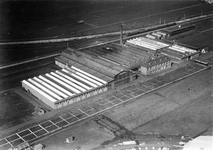 172079 Luchtfoto van Allan & Co´s Koninklijke Nederlandsche Fabrieken van Meubelen en Spoorwegmaterieel N.V. te Rotterdam.
